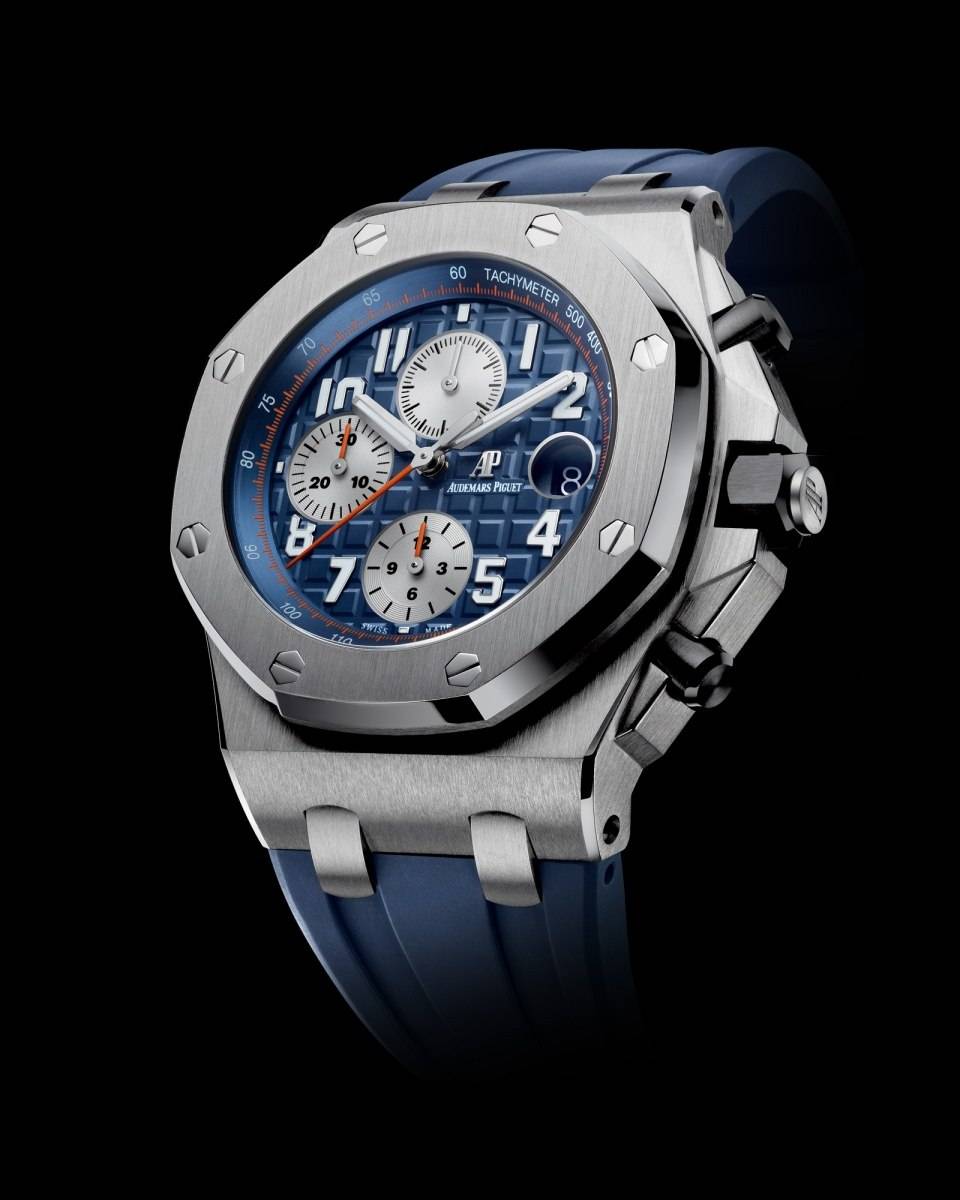This piece is characterized by a royal-blue dial and rubber strap, with contrasting chronograph hands in orange – a colour combination that lends a fresh, sporty feel to Audemars Piguet’s 20-year-old icon.
