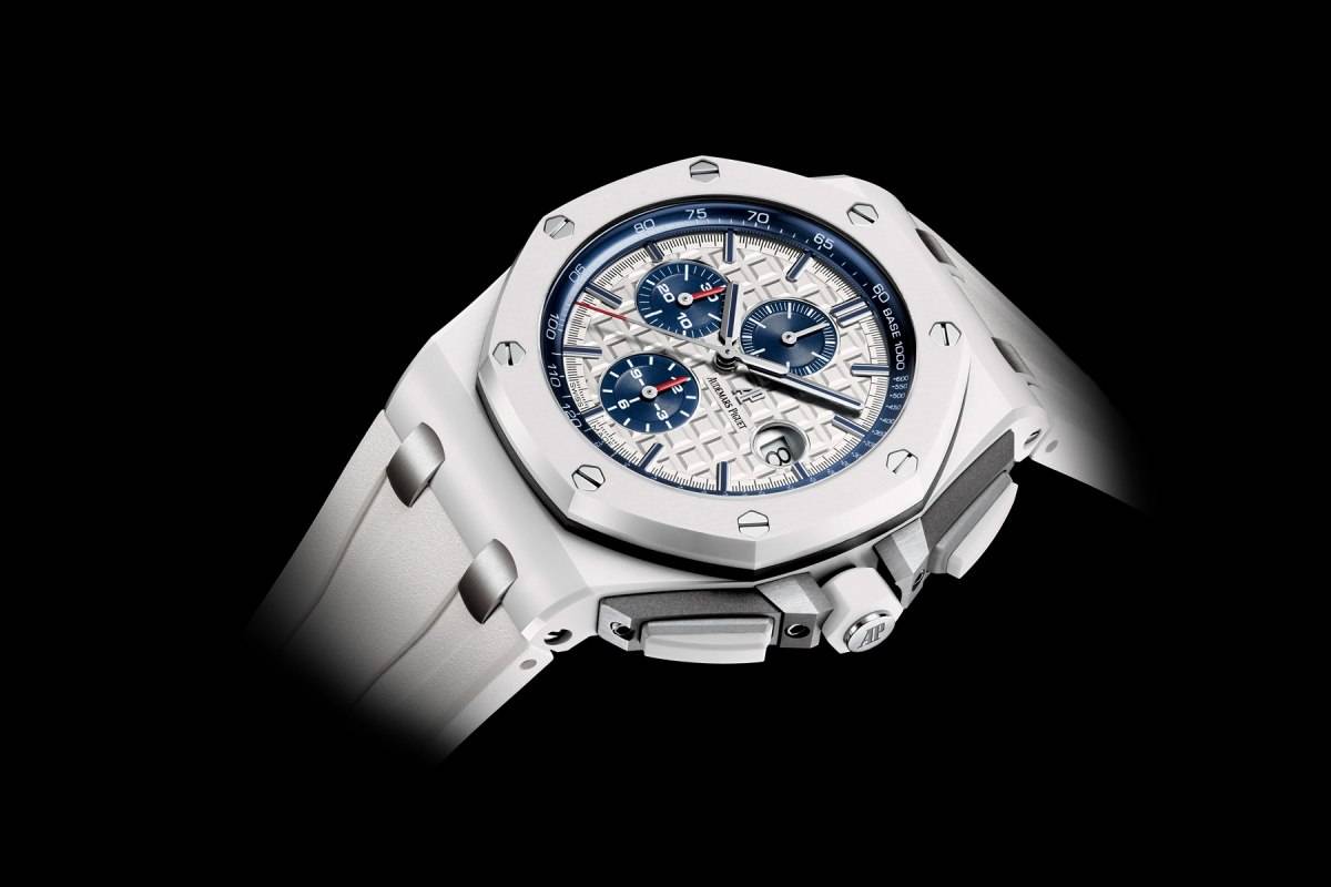 This sophisticated chronograph with its incisive design features a wealth of opulent detailing. Light silver-toned dial with “Méga Tapisserie” pattern, blue counters, white gold applied hourmarkers and Royal Oak hands with luminescent coating, blue inner bezel.