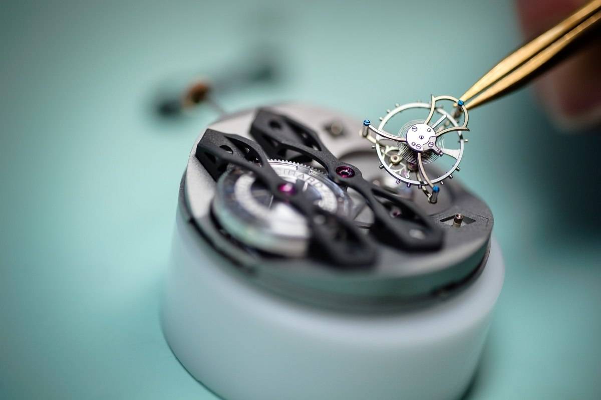 The Neo Toubillon features a features a larger (14.44 mm) and lighter (0.25 grams) tourbillon, made of titanium.