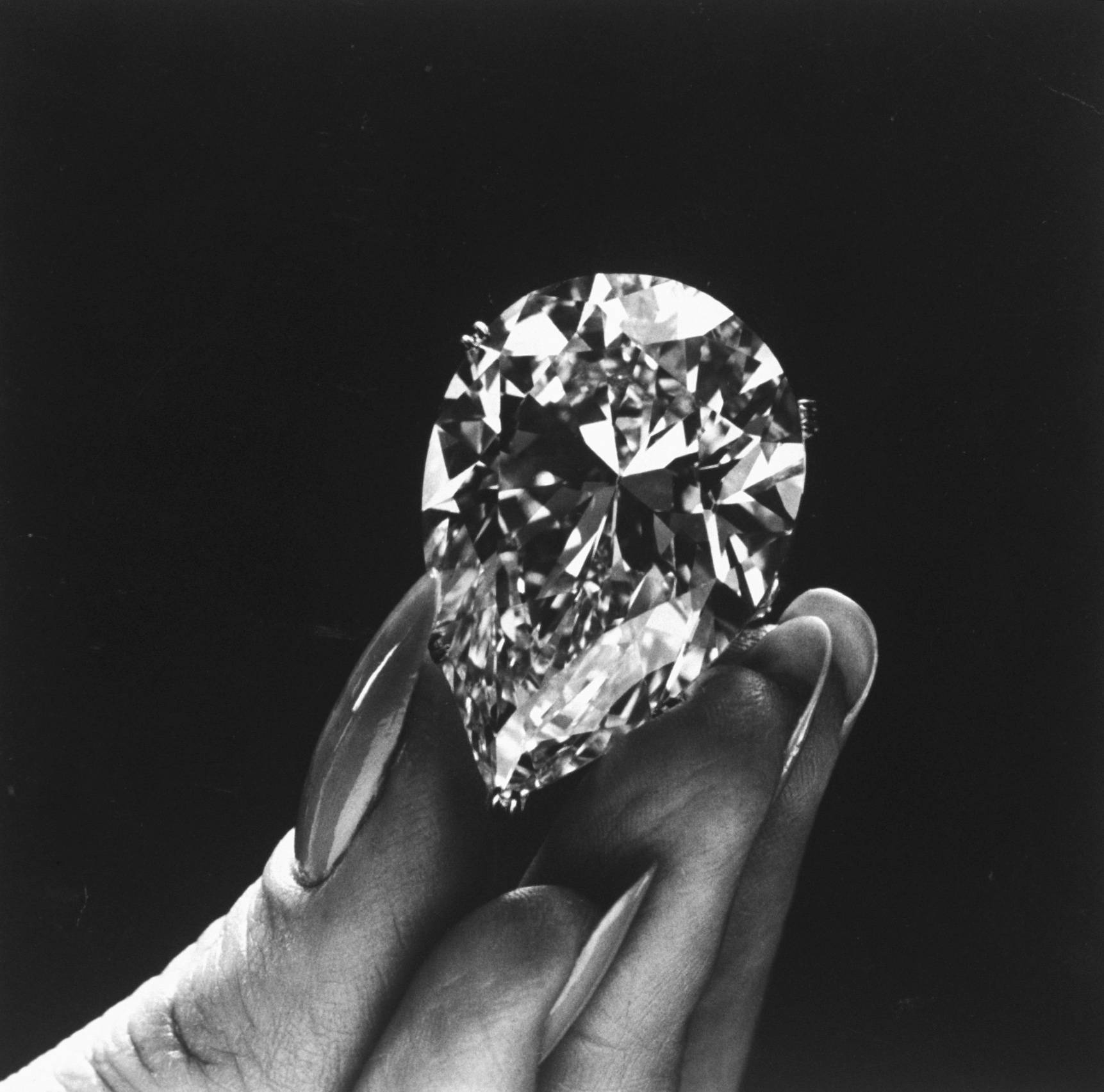 Actress Elizabeth Taylor's diamond, which was bought from Cartiers, being displayed. (Photo by Yale Joel//Time Life Pictures/Getty Images)